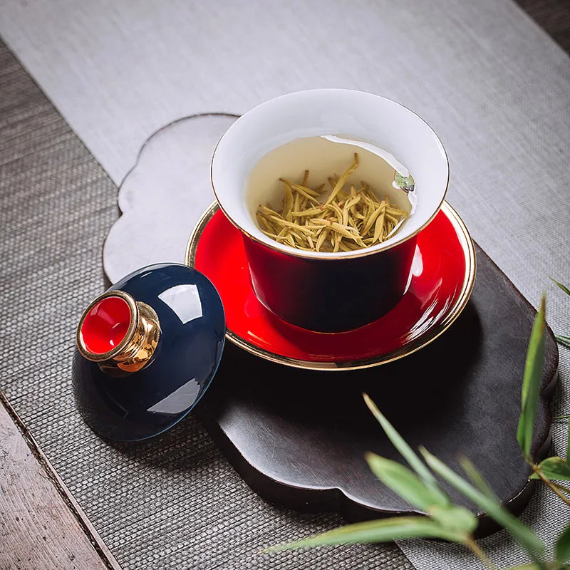 Kinesisk stil te skål, ritning av guld keramisk sancai gaiwan, handmålad, safirglasyröverdrag, te tillverkare