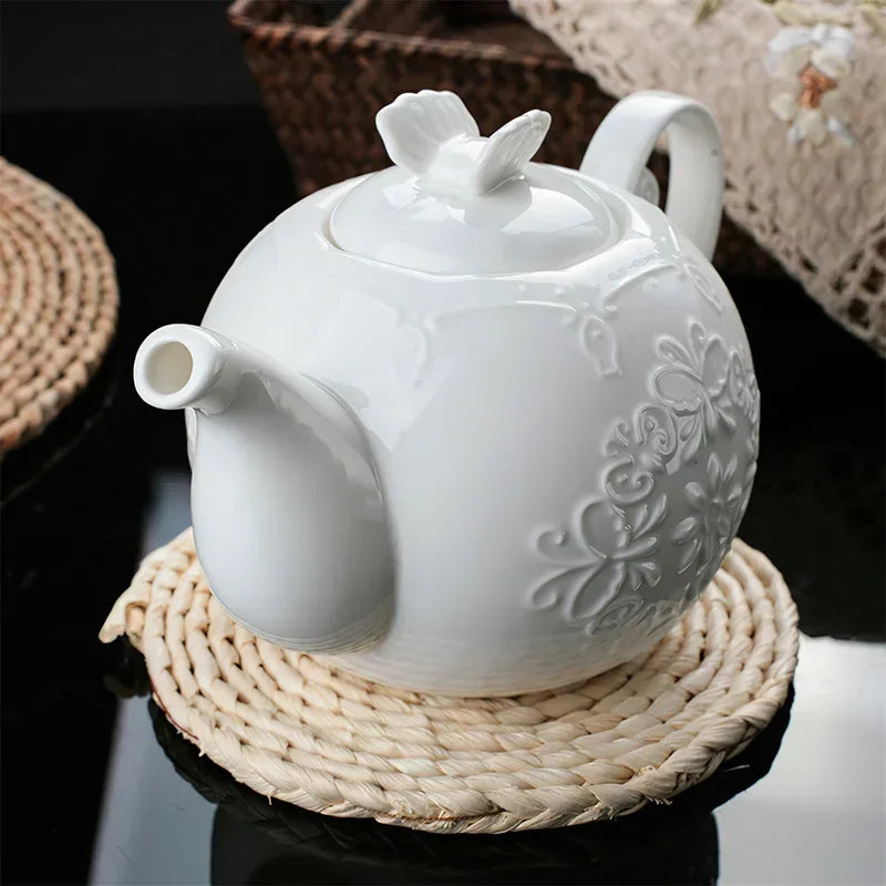 Keramik -Kaffee -Tee -Topf Europäische weiße Schmetterling Relief Teekanne Knochen China Wasserwaren Zuckerschale Milch Krug Home Bar Dekoration