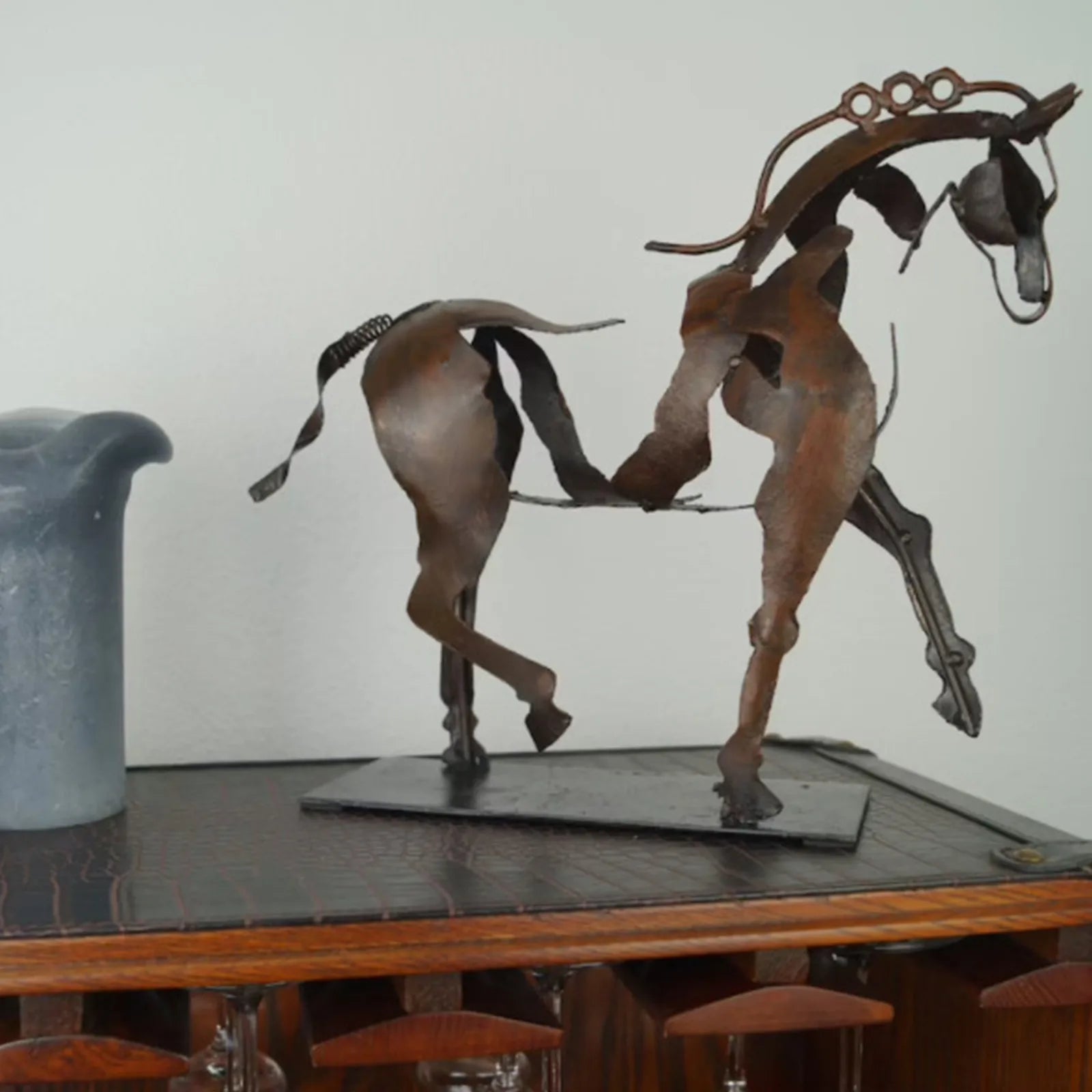 Metalli kolmiulotteinen adonis-hevonen veistoshevosveistoksen veistos-adonis-työpöydän koristeelliset koristeet