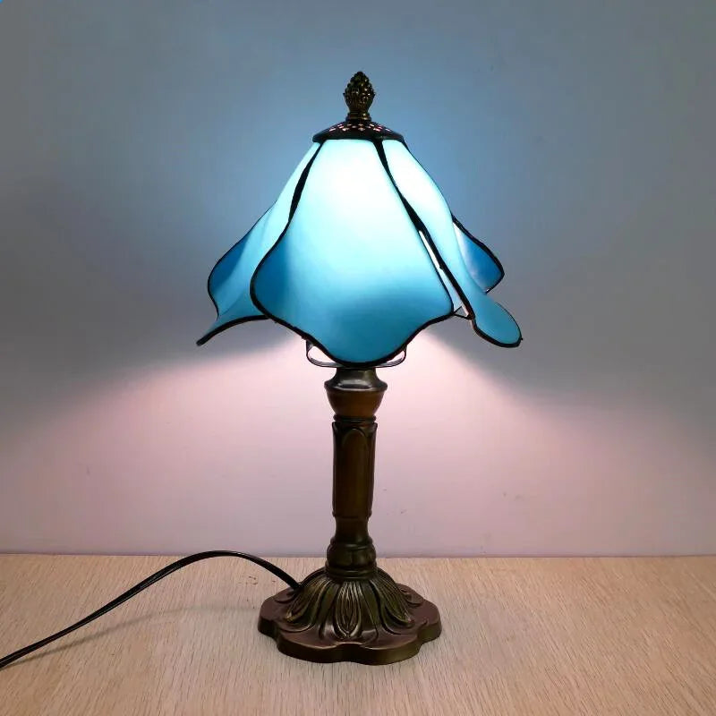 Nostalginen tyyli eurooppalaisista ja amerikkalaisista värikkäistä lasista Tiffany -pöytävalaisimet ravintolabaarikahvilan makuuhuoneen sängyn LED -valot