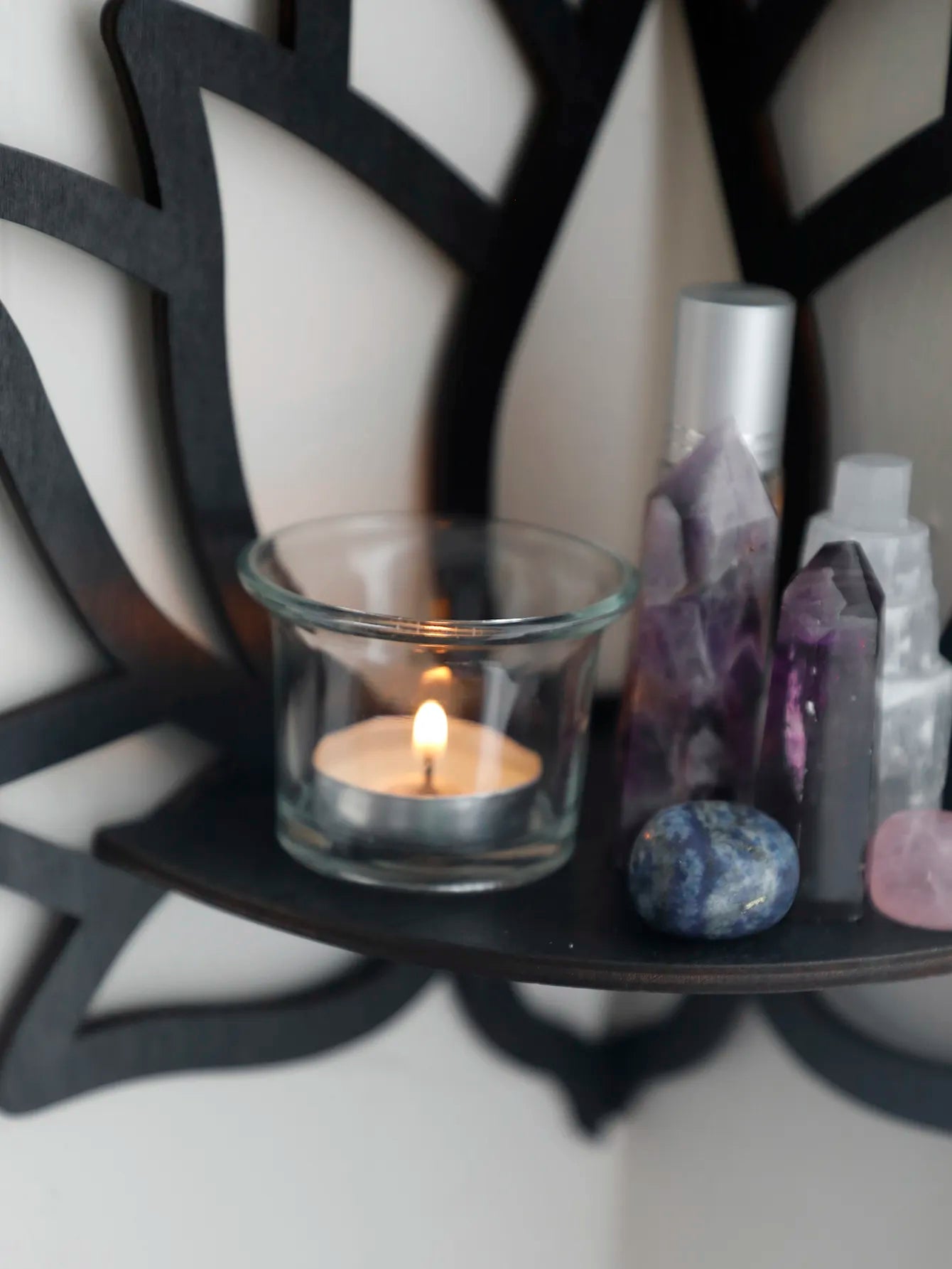Lotus Crystal Corner Shelf Crystal Shelf Display Svarta träväggshyllor Essential Oil Shelf Witchy Decor Eesthetic Spiritual