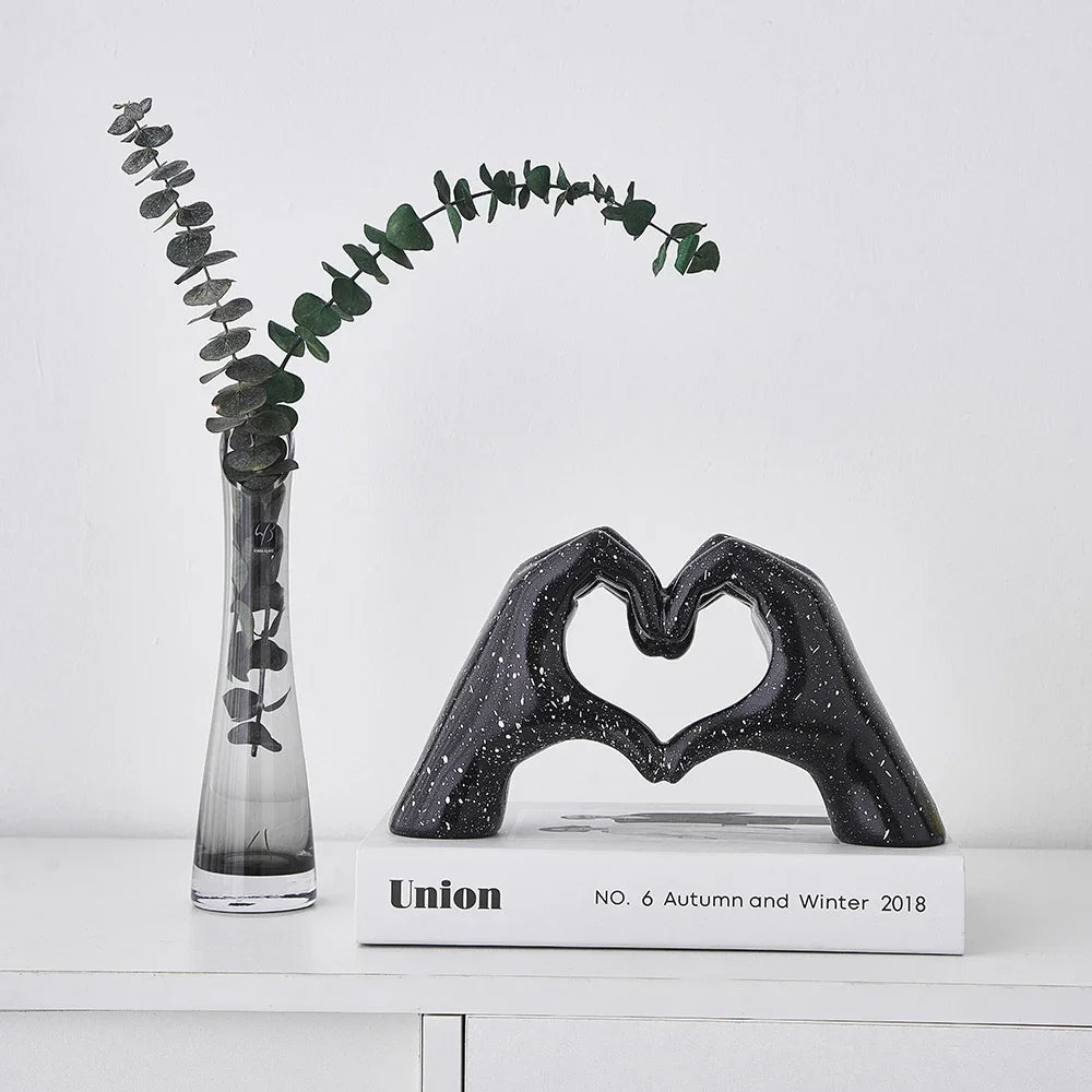 Patung Gerakan Jantung Kreatif dan Patung Resin Abstrak Love Hand Love Figurine Rumah Ruang Tamu Dekorasi Desktop Aksesoris Hadiah