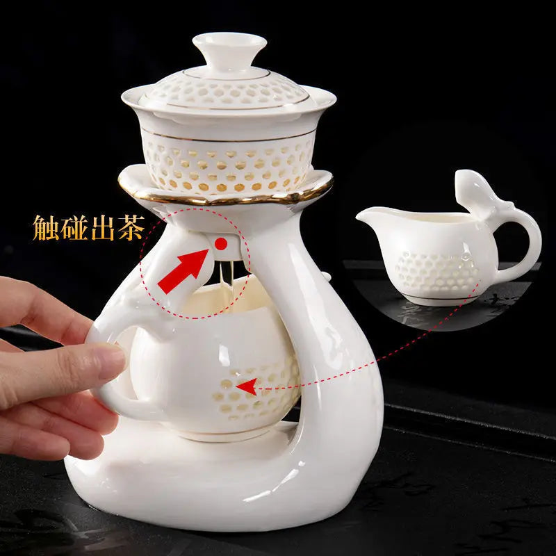 Set teh premium dengan pembuat teh otomatis dan cangkir teh gongfu
