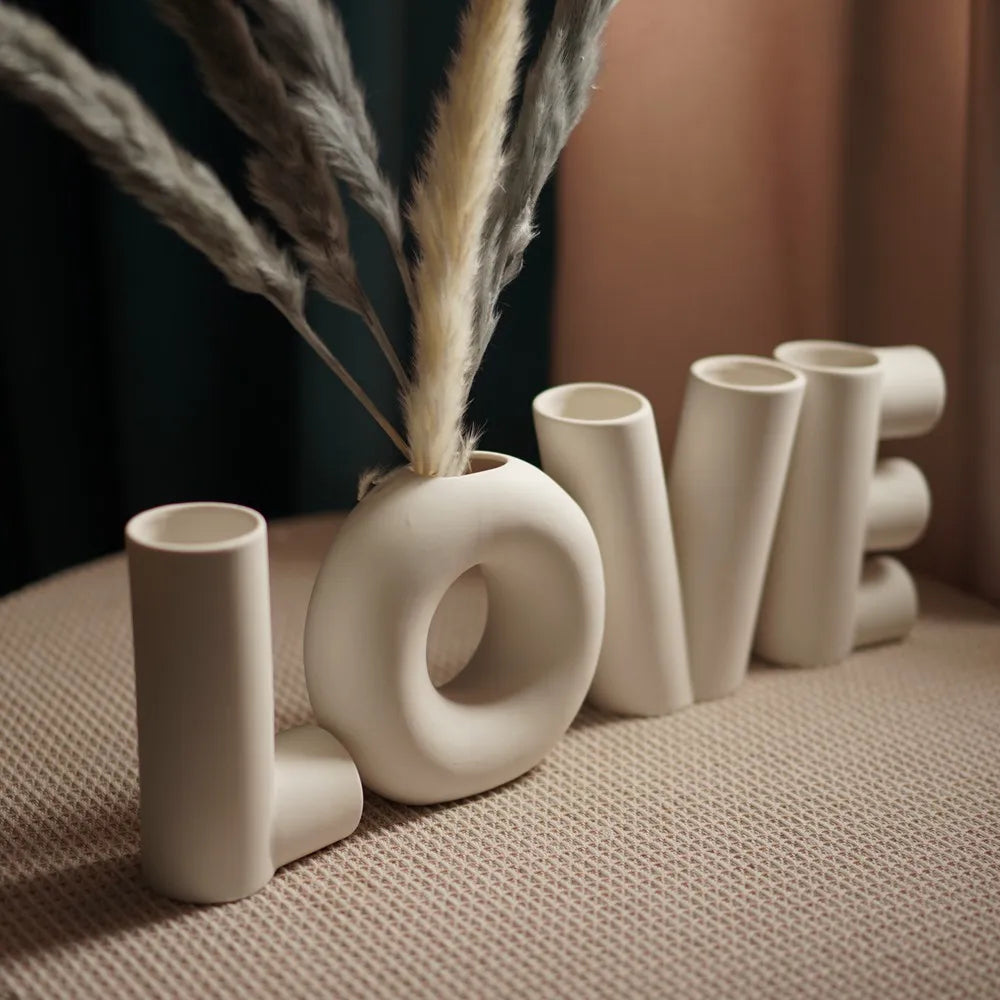 Lasitetut keraamiset rakkauskirjeet maljakko asetettu moderni minimalistinen olohuoneen hääjuhlat kodinsisustustarvikkeet sisustuspöytä