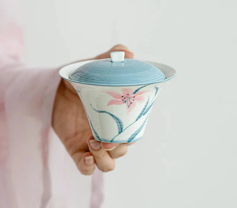 120 مللي زهرة الزنبق النقية المرسومة باليد لوحة جمالية Gaiwan وعاء الشاي الأزرق وعاء الشاي وغطاء صانع الشاي وعاء خدمات الشاي الحرفية