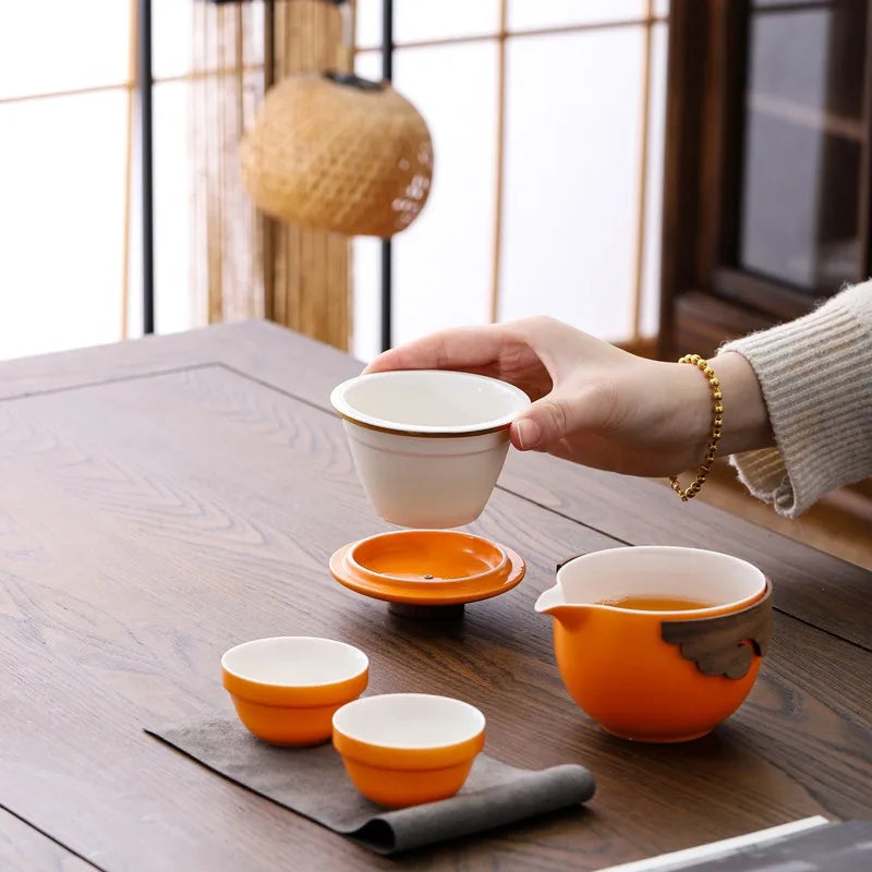 Seyahat bölmesi, seramik taşınabilir çaydanlık, porselen çay, gaiwan çay bardağı, çay aleti ile Çin kung fu seyahat seti