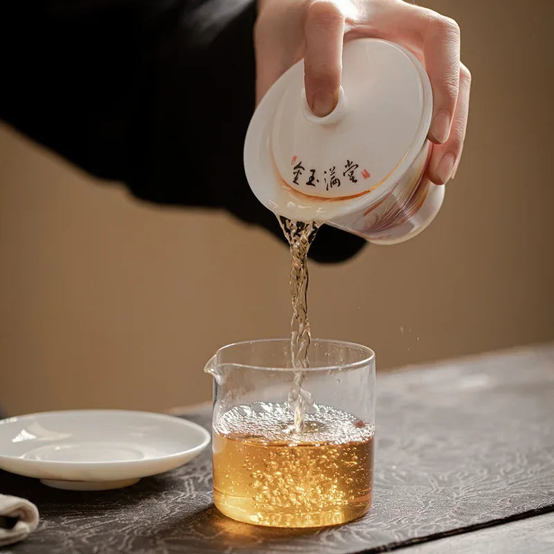 Tyylikäs keraaminen tee Tureen Chinese Gaiwan, joka on asetettu lautasilla ja suodattimilla perinteisiä teekappaletta kung fu -teetäseremonia -teekupille