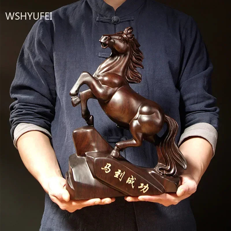 Ornamentos de cavalo de escultura em madeira de ébano artesanato esculpido em decoração de decoração de casa trojan cavalo feng shui decoração de casa que consome presentes
