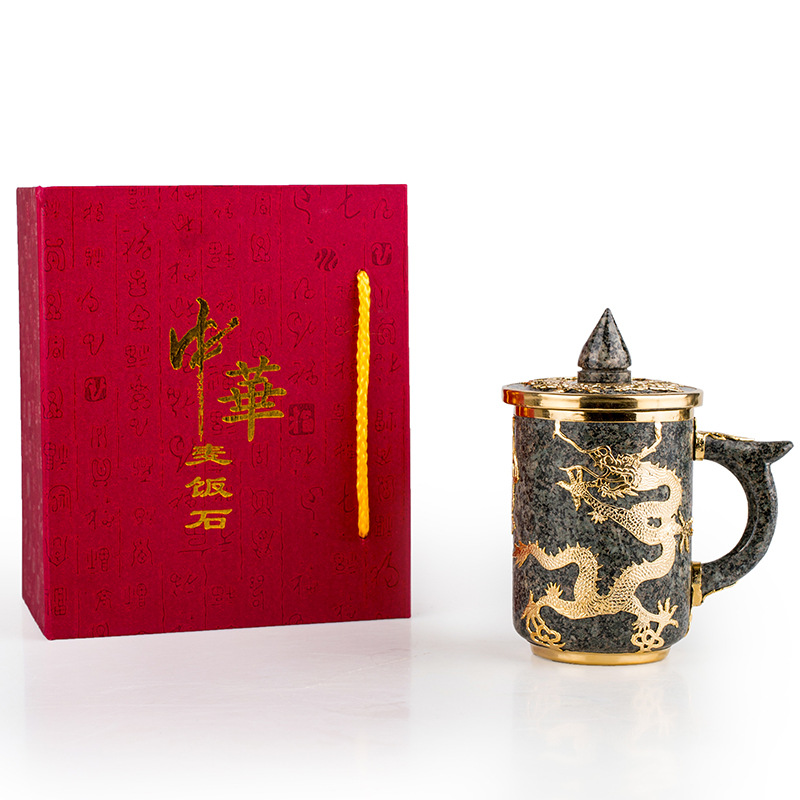 Dragão esculpido e caneca de chá phoenix