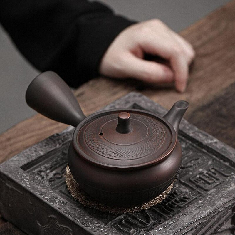 Japanische braune grobe Keramik -Teekanne