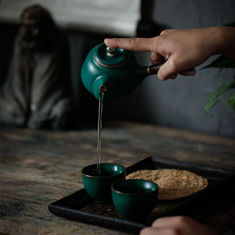 إبريق شاي ياباني بمقبض من خشب الأبنوس