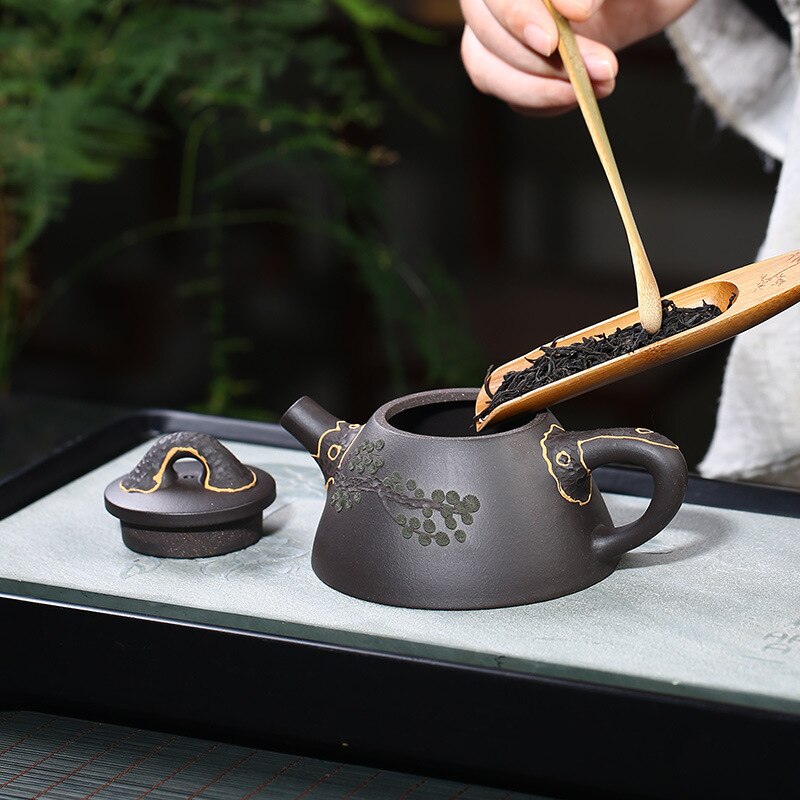 إبريق شاي صيني مسطح مصنوع يدويًا من الطين الأرجواني من ييشينغ | إبريق الشاي الصيني التقليدي