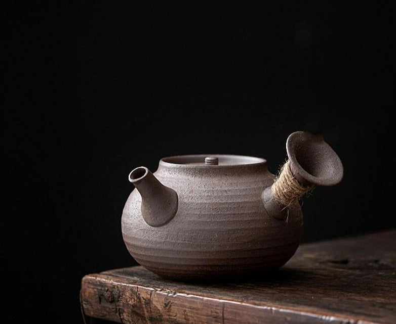 Japonská světle hnědá hrubá konvice keramika