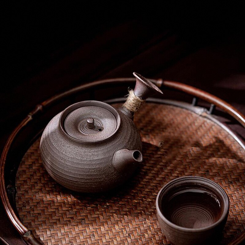 Japoński jasnobrązowy czajniczka gruboziarnistej ceramiki