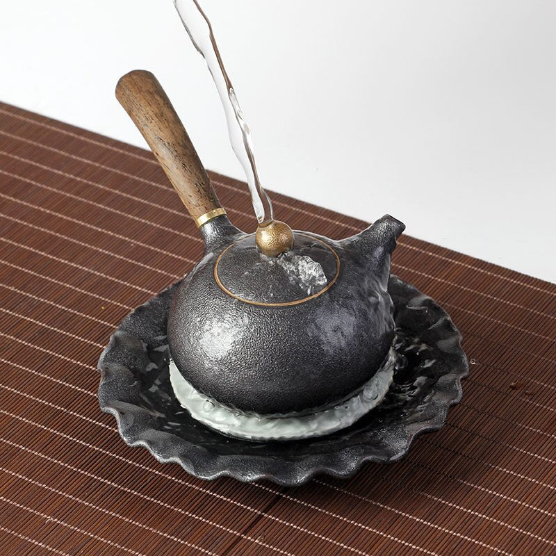 Teekannen im japanischen Stil mit Holzgriff