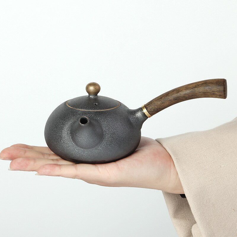 Teekannen im japanischen Stil mit Holzgriff