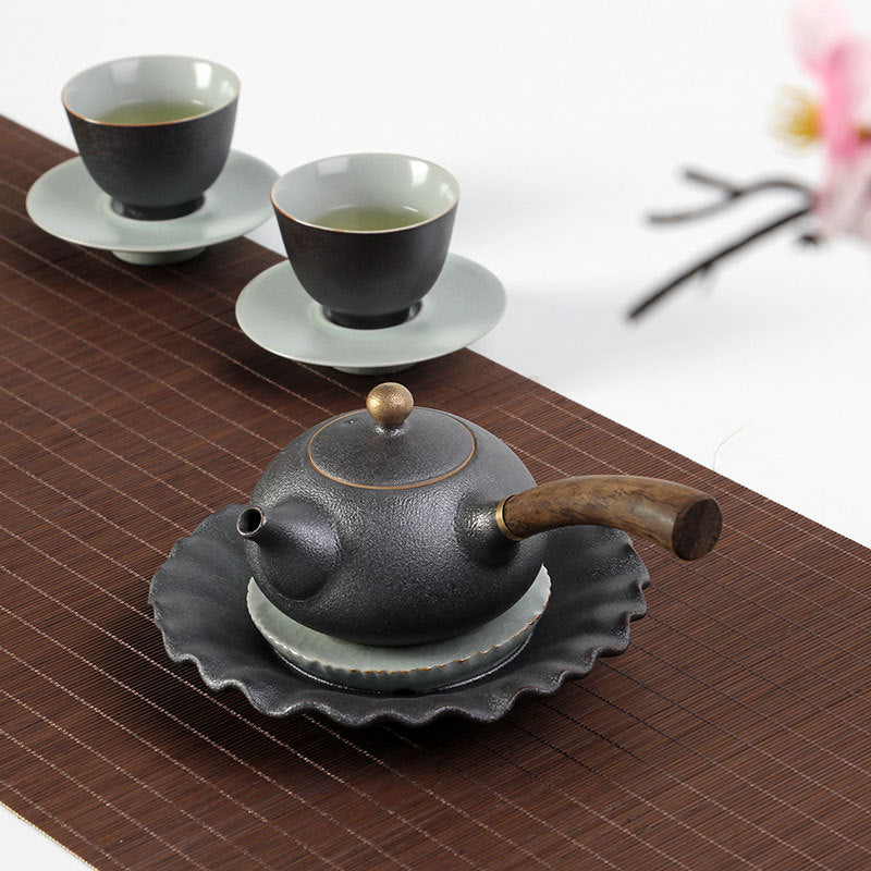 Japanilainen tyylinen teekannu puukahvalla