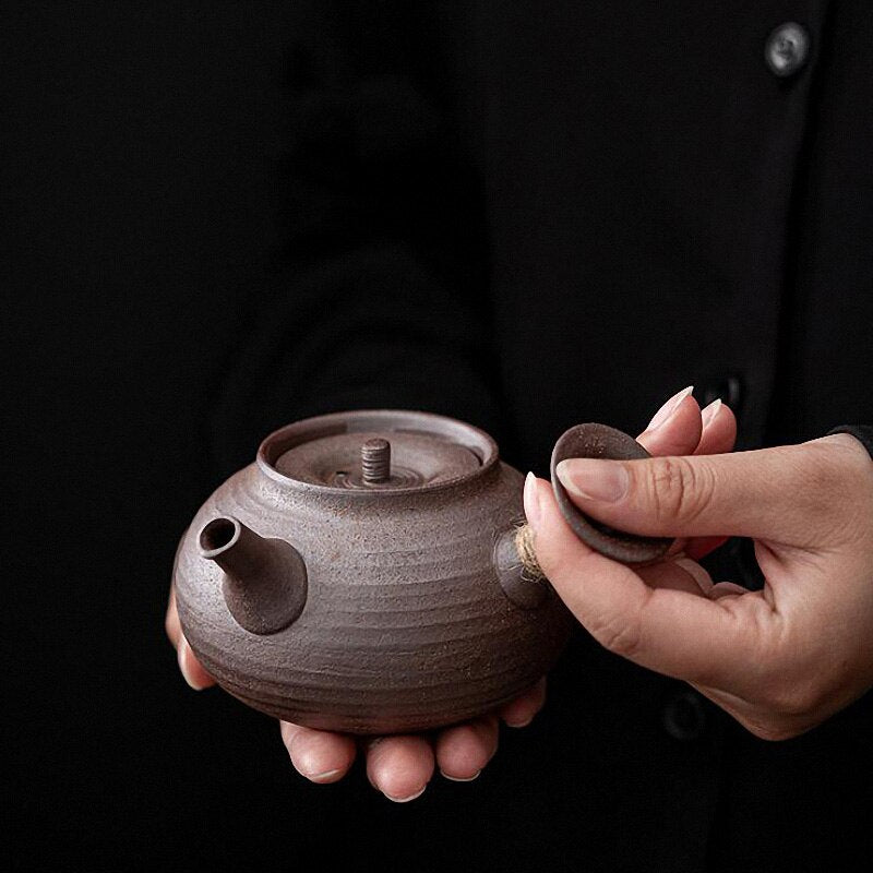 Japansk ljusbrun grov keramik tekanna