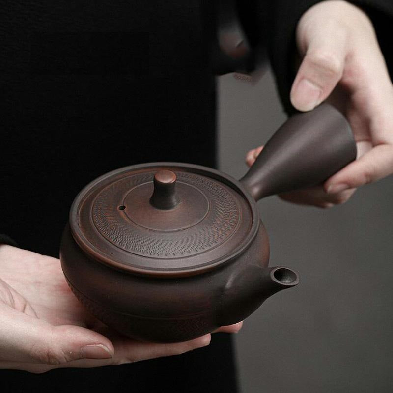 Japanilainen ruskea karkea keramiikka teekannu