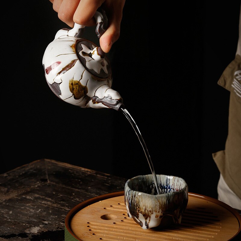 Chiński marmurowy czajniczka ze złotymi felgami