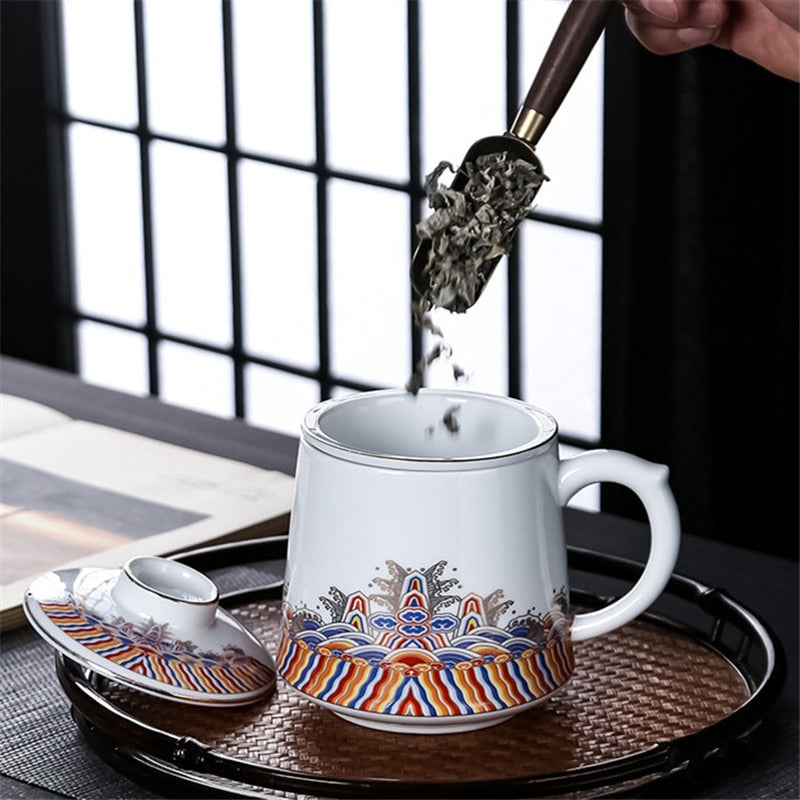 주입기, 뚜껑 및 필터가있는 흰색 세라믹 중국 티 컵