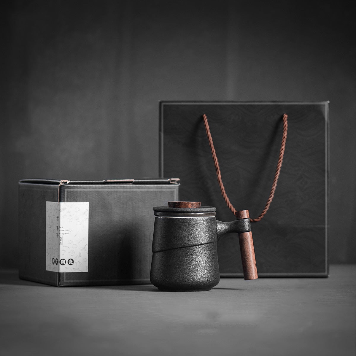 Tasse en céramique noire avec poignée en bois et filtre | Tasse japonaise