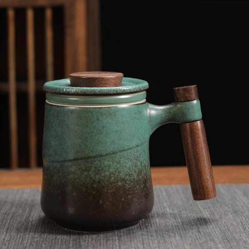 나무 손잡이와 필터가있는 검은 색 세라믹 머그잔 | 일본 머그잔