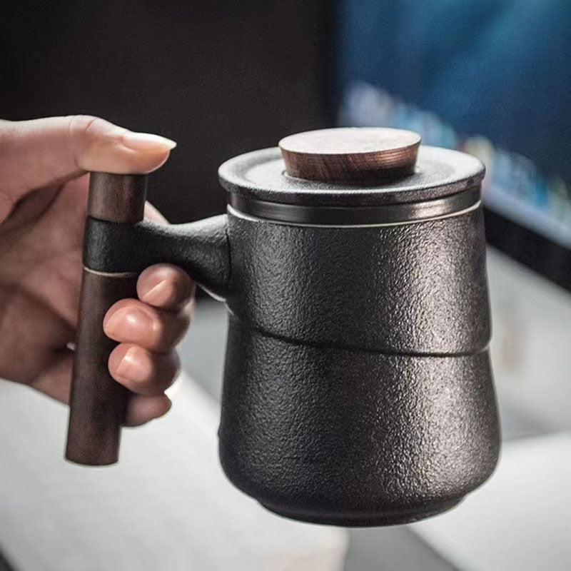 나무 손잡이와 필터가있는 검은 색 세라믹 머그잔 | 일본 머그잔