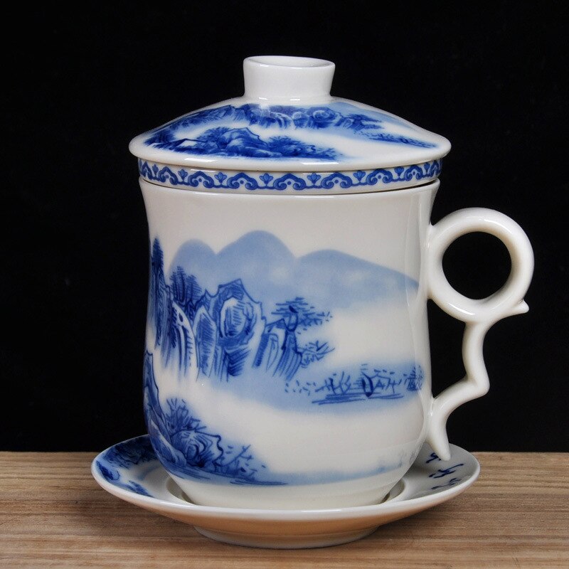 Tazza di tè cinese in ceramica bianca con infusentatore