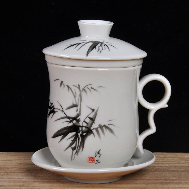 Tazza di tè cinese in ceramica bianca con infusentatore